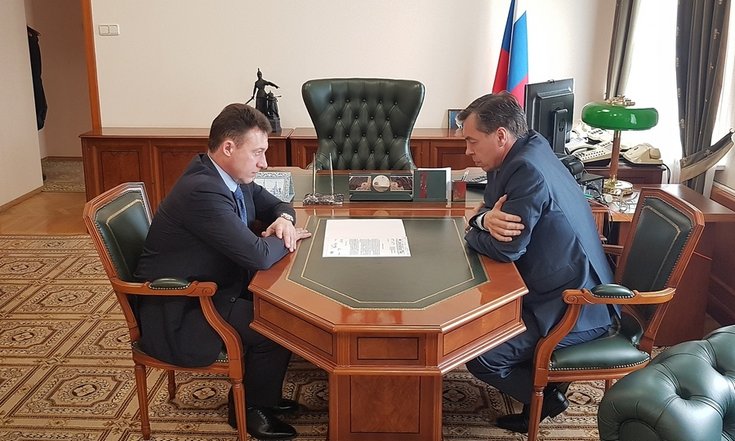 Игорь Холманских провел рабочую встречу с генеральным директором АО «Уральское конструкторское бюро транспортного машиностроения» Андреем Терликовым