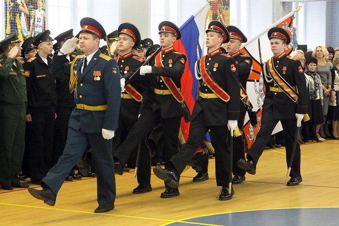 Вынос знамени училища