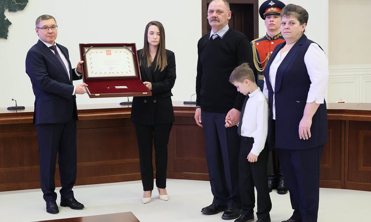 Владимир Якушев вручил семье погибшего в ходе СВО офицера Ивана Марина Звезду Героя России