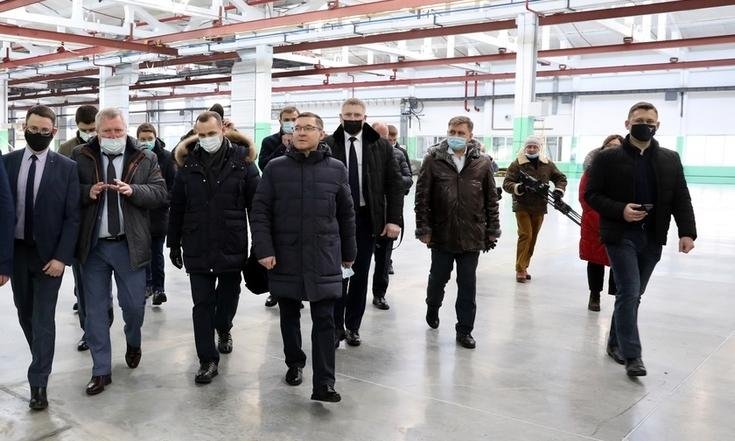 Владимир Якушев посетил завод по производству полистирольной пленки