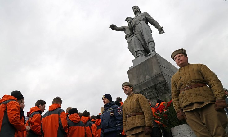 Владимир Якушев возложил цветы к памятнику воинам Уральского добровольческого танкового корпуса