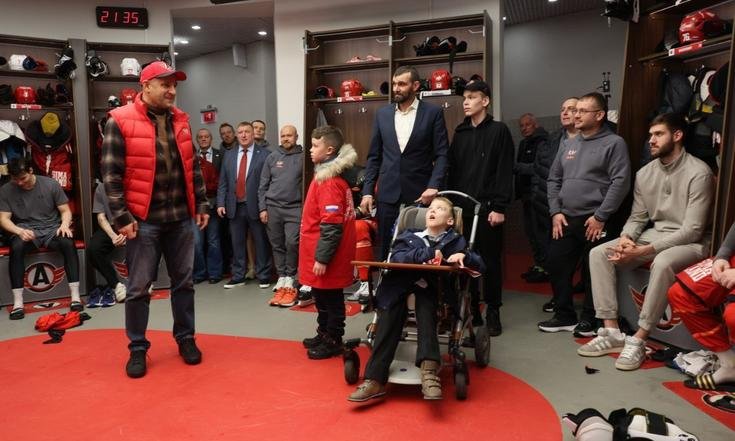 «Елка желаний»: два юных поклонника хоккея посетили матч «Автомобилиста»