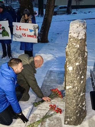 Возложение цветов мемориалу Защитникам аэропорта и Арсену Павлову