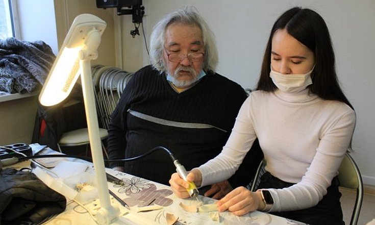 Косторез Минсалим Тимергазеев показал, как делать сувениры
