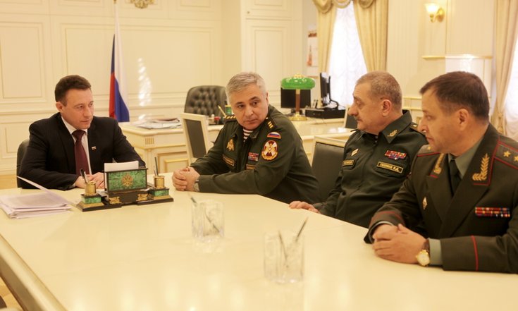 Игорю Холманских представлен командующий Уральским округом войск национальной гвардии Российской Федерации генерал-лейтенант Александр Попов