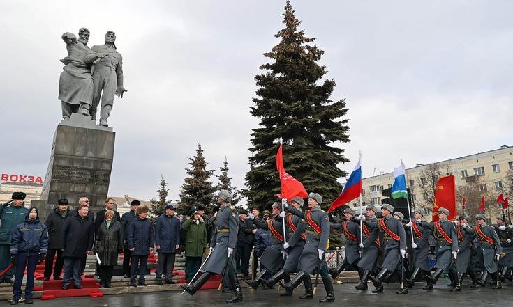 Владимир Якушев возложил цветы к памятнику воинам Уральского добровольческого танкового корпуса