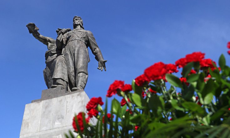 Возложение цветов к памятнику воинам Уральского добровольческого танкового корпуса