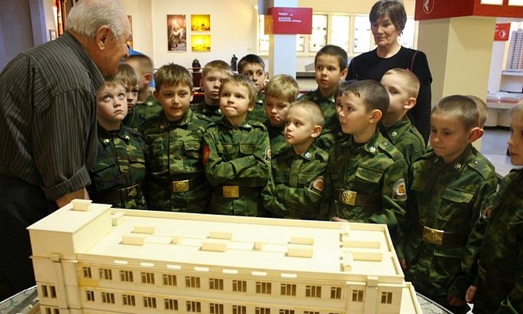 Уникальный юбилей: южноуральские огнеборцы поздравили коллегу с 75-летием службы в пожарной охране
