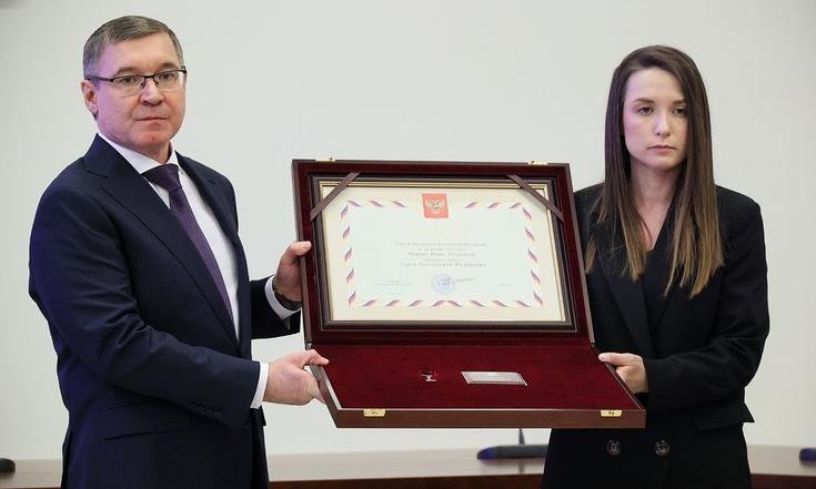 Владимир Якушев вручил семье погибшего в ходе СВО офицера Ивана Марина Звезду Героя России