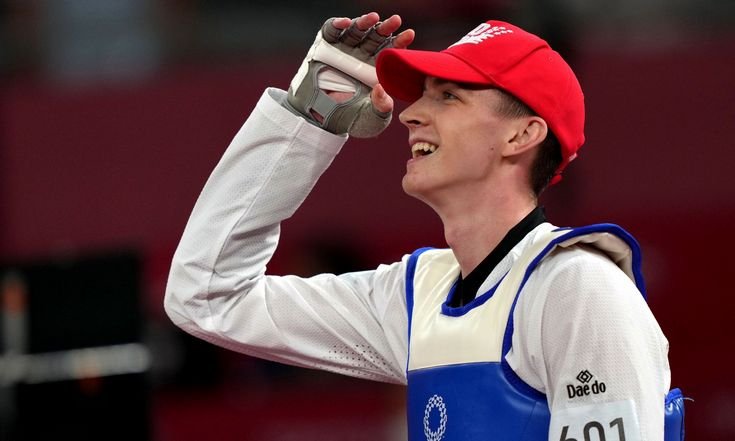 Чемпиона Максима Храмцова встретили в аэропорту Нижневартовска