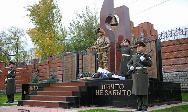 Торжественная церемония открытия памятника военнослужащим и сотрудникам Уральского округа войск национальной гвардии РФ, погибшим при исполнении долга