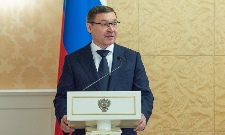 Владимир Якушев вручил государственные награды двум многодетным семьям УрФО