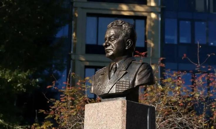 Торжественная церемония открытия бюста генерал-лейтенанту Ивану Устинову
