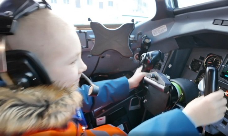 «Елка желаний»: 9-летний Дима из Югры побывал в роли пилота