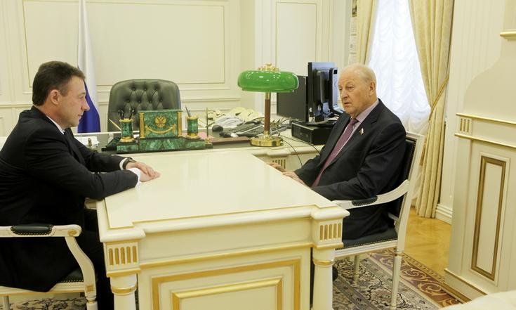 Игорь Холманских поздравил Эдуарда Росселя с юбилеем