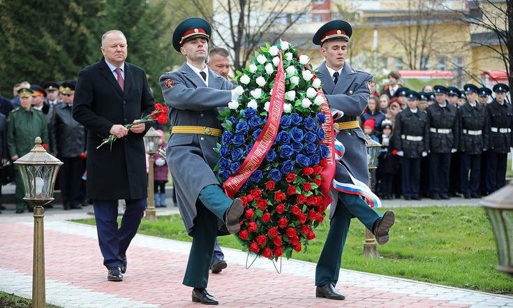 Торжественная церемония открытия памятника военнослужащим и сотрудникам Уральского округа войск национальной гвардии РФ, погибшим при исполнении долга