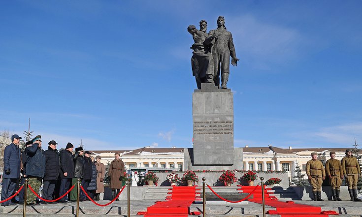 Возложение цветов к памятнику воинам Уральского добровольческого танкового корпуса