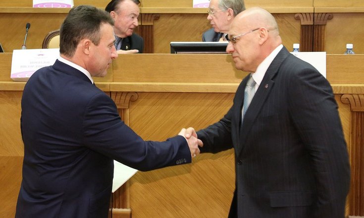 Вручение Благодарности ректору Уральского государственного юридического университета Бублику В.А.