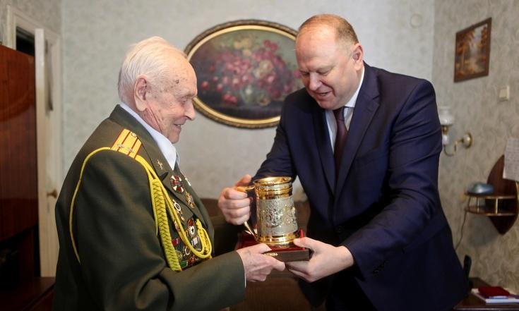 Николай Цуканов вручил юбилейную медаль «75 лет Победы в Великой Отечественной войне 1941 – 1945 гг.» Александру Васильевичу Ледневу