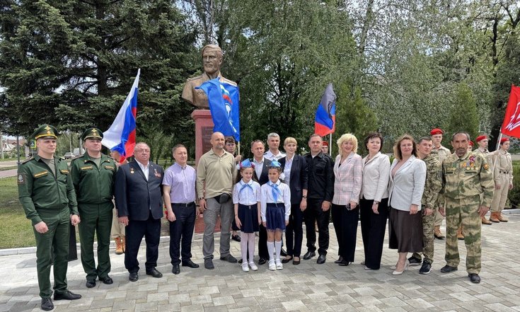Открытие памятника Герою России Владимиру Жоге в Ясиноватой