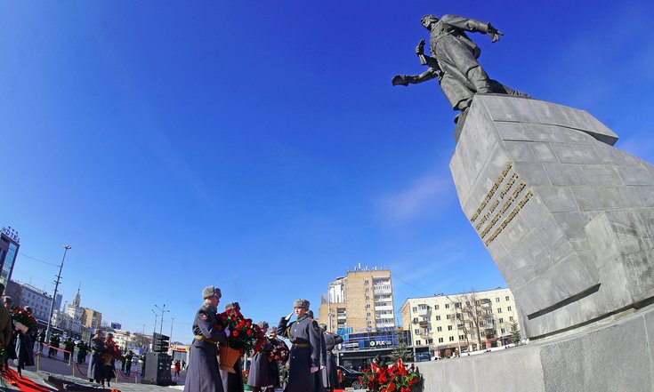 Возложение цветов к памятнику воинам Уральского добровольческого танкового корпуса