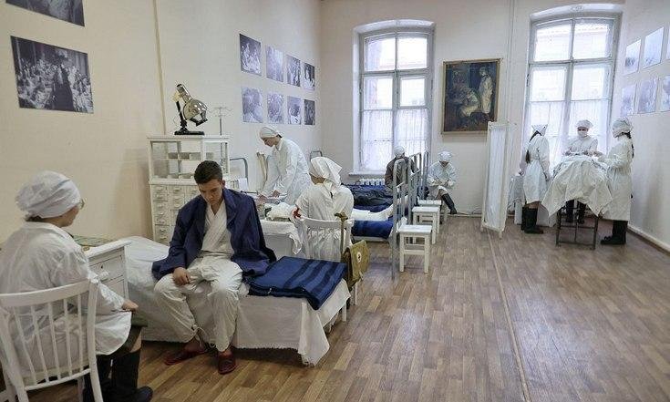 Владимир Якушев посетил Дом добровольцев