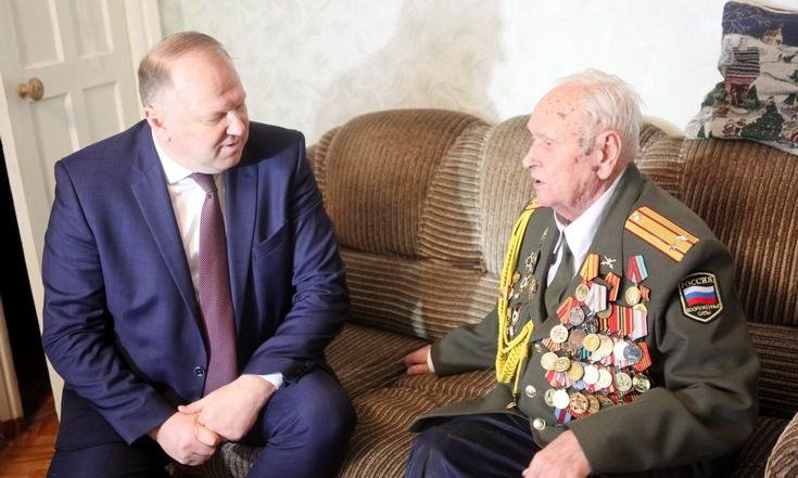 Николай Цуканов вручил юбилейную медаль «75 лет Победы в Великой Отечественной войне 1941 – 1945 гг.» Александру Васильевичу Ледневу