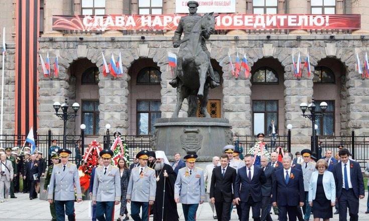 Церемония возложения венков к памятнику Маршалу Советского Союза Г.К.Жукову