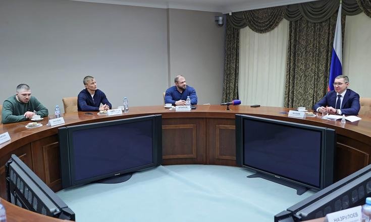 Владимир Якушев встретился с участниками «Игр будущего» от УрФО