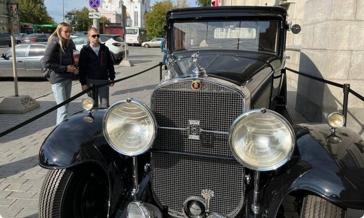 Кадиллак и рояль стоимостью 15 миллионов рублей встретили гостей нового «Рахманиновского сезона» в Свердловской филармонии