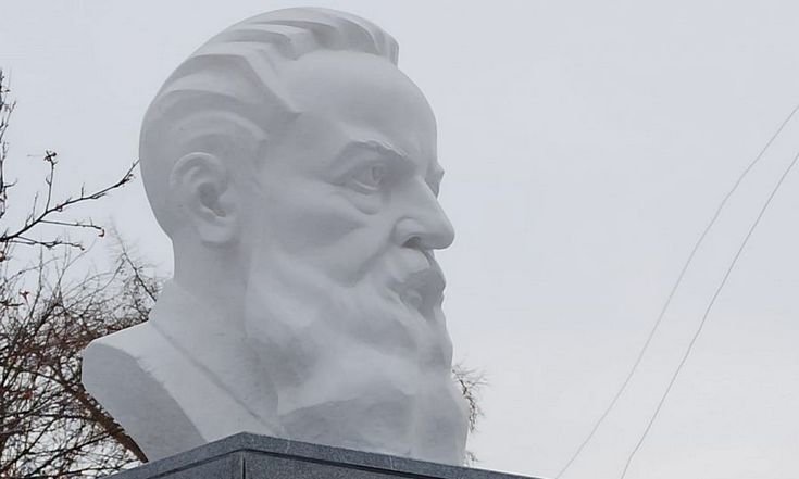 На родине Павла Бажова – в Сысерти – в честь дня его рождения установлен бюст