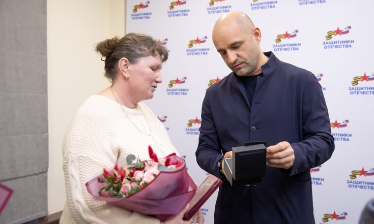 Вручение Ордена Мужества матери погибшего бойца батальона «Спарта»