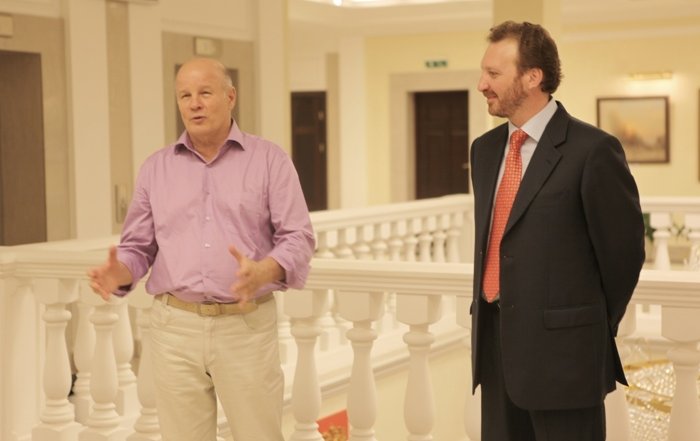 Кириллов поблагодарил всех художников, представивших свои работы, и вручил дипломы участников выставки, в том числе, председателю регионального отделения Союза художников России, заслуженному художнику России Александру Новику.