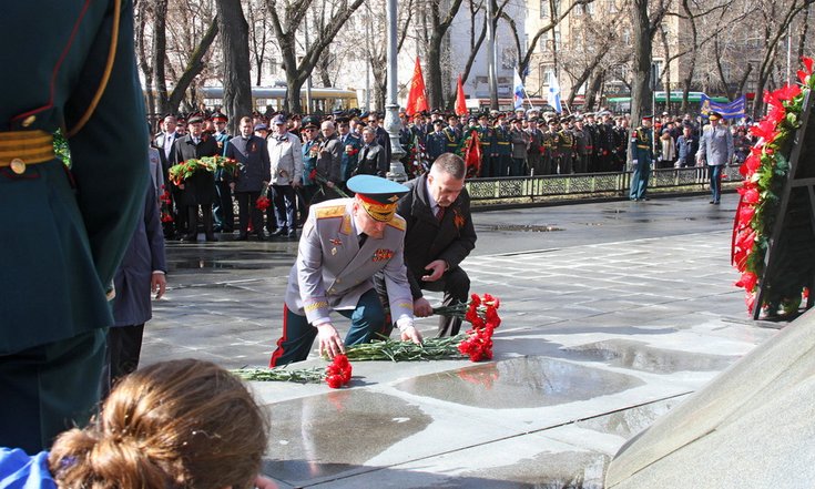 Торжественное возложение венков к памятнику Маршалу Советского Союза Г.К.Жукову