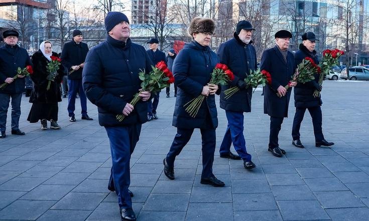 Возложение цветов к памятнику Бориса Ельцина