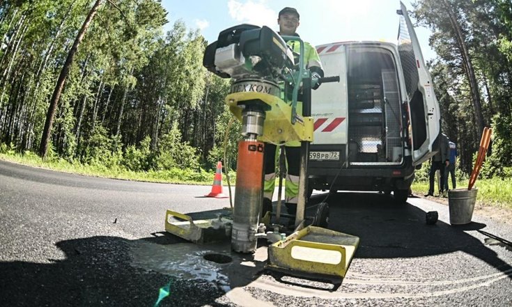 В Тюменской области качество ремонтируемых дорог лаборанты определяют по трем кернам