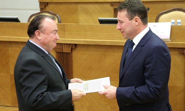 Вручение Благодарности президенту Уральского государственного юридического университета Перевалову В.Д.
