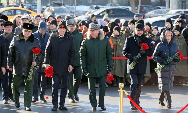 Возложение цветов к памятнику воинам Уральского добровольческого танкового корпуса